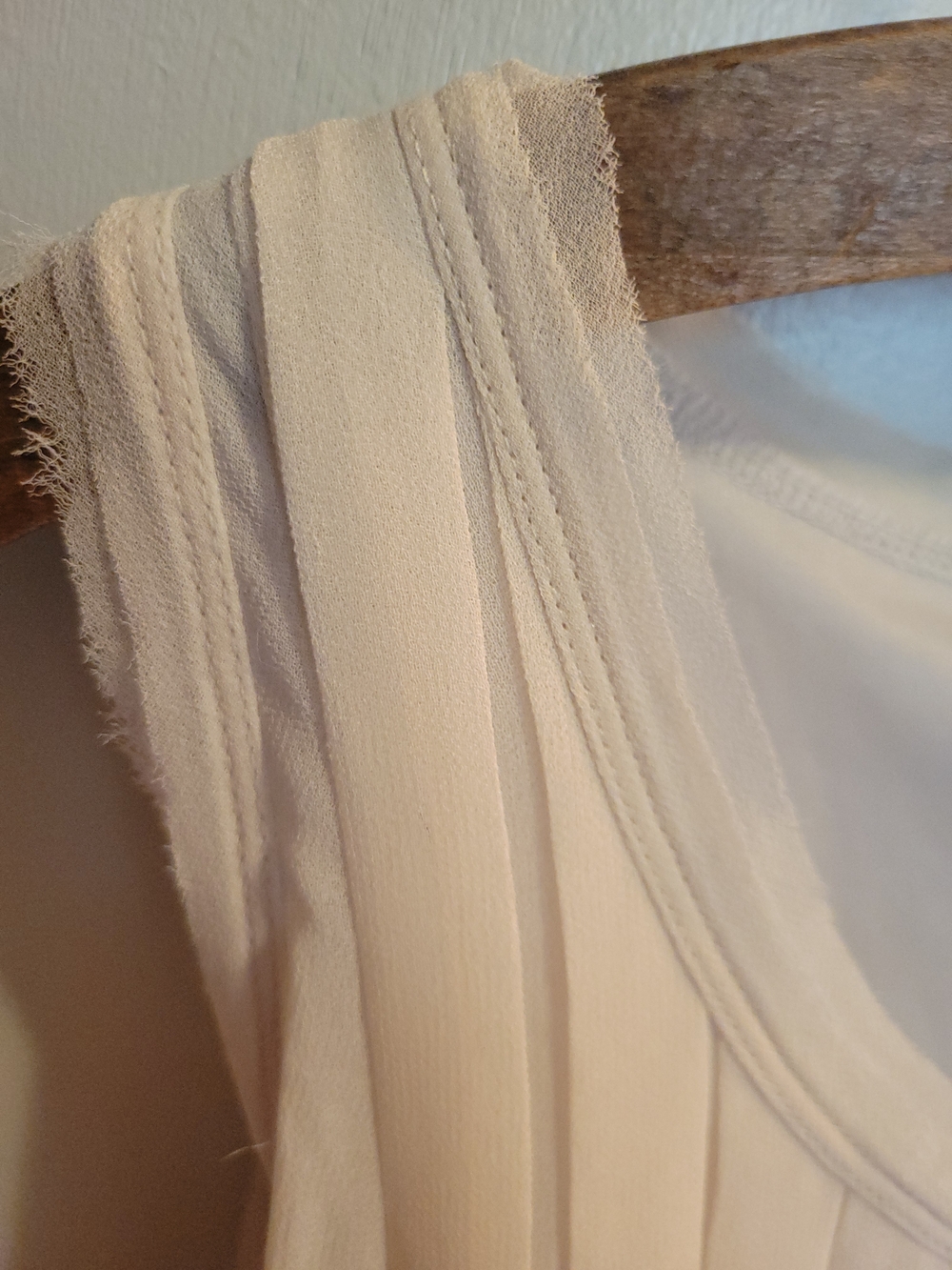 Simply Vera Vera Wang Pleated Cream Sleeveless Dress with Waist Tie Womens Small - Picture 3 of 10